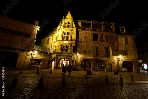 La maison de la Boetie à Sarlat la nuit photo