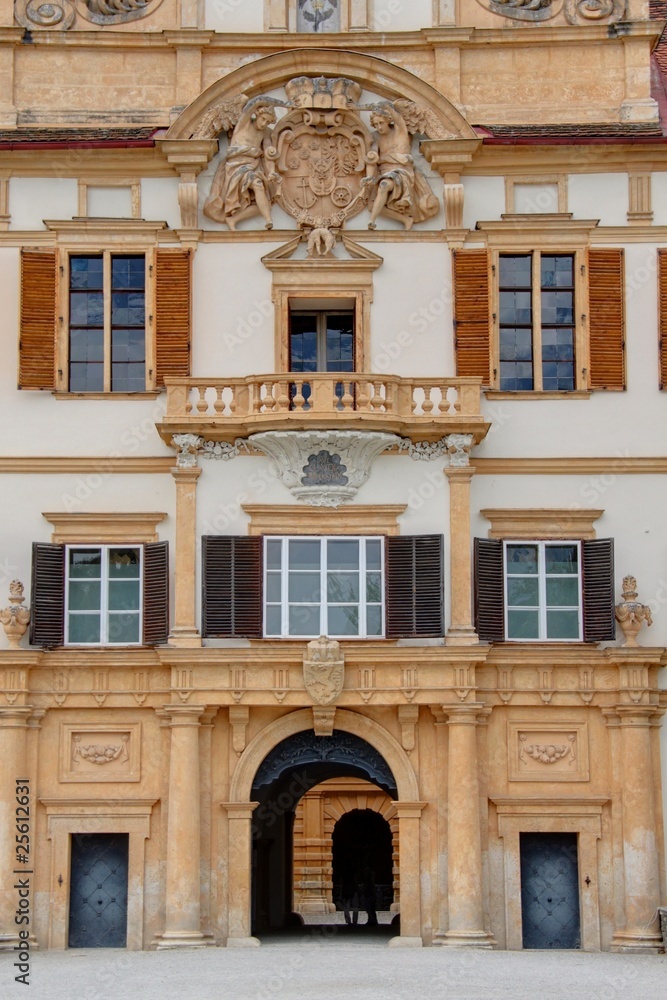 porte, fenetres et façade d'un chateau en Autriche