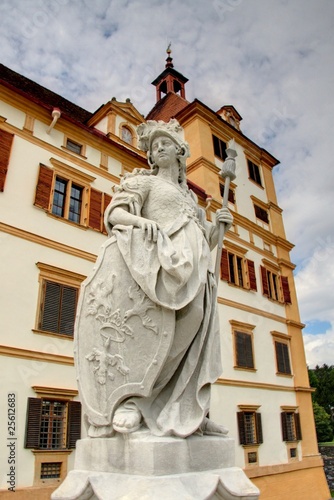 Statue devant une façade dans un château