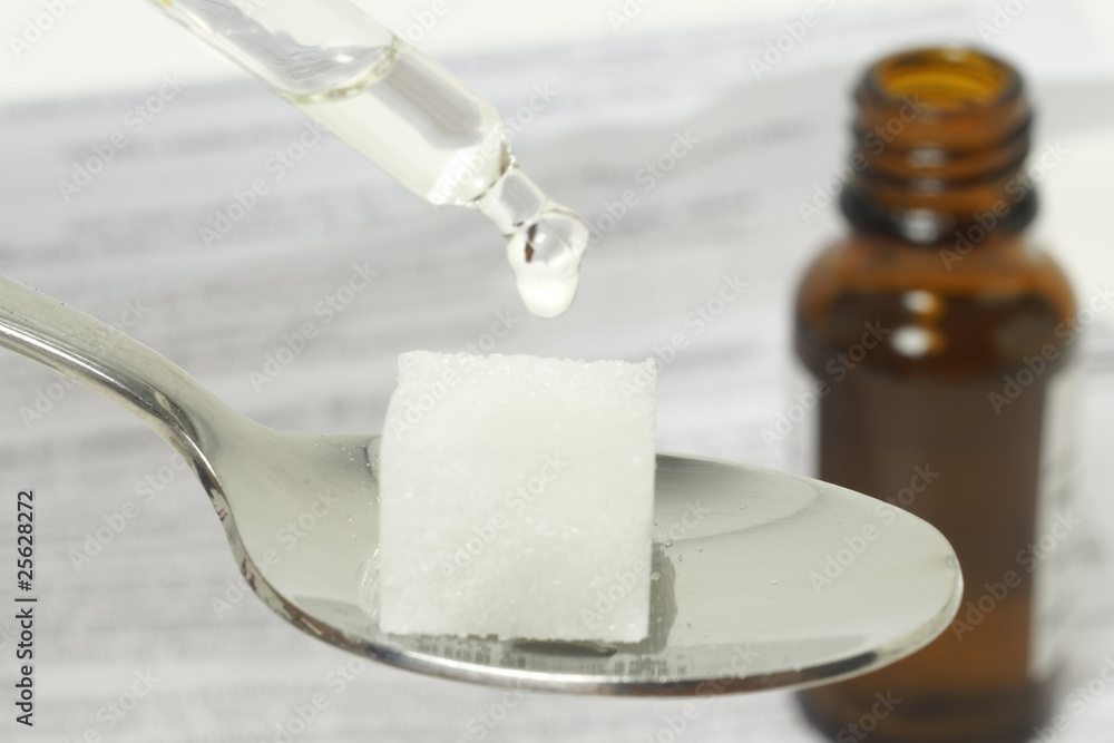 Zuckerwürfel wird mit Medizin beträufelt Zuckerwürfel wird mit Medizin beträufelt