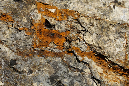 Roca con mineral de hierro photo