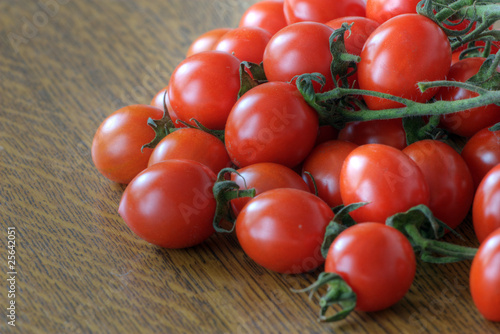 Małe czerwone pomidorki na stole