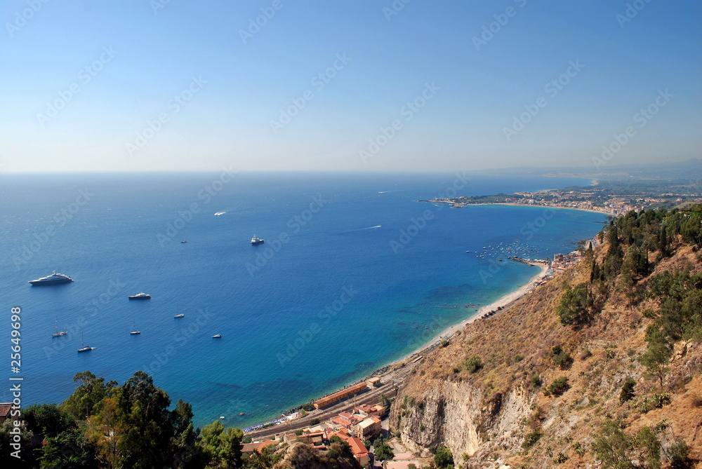 Lo splendido panorama dalla piazzetta di Taormina