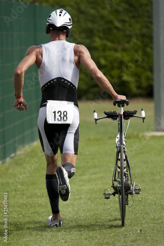 triathlète en zone de transition