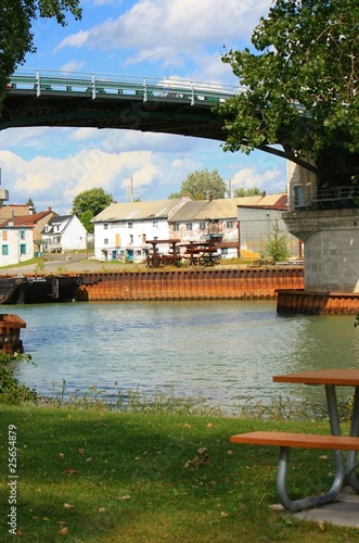 paysage urbain: pont enjambant une rivière