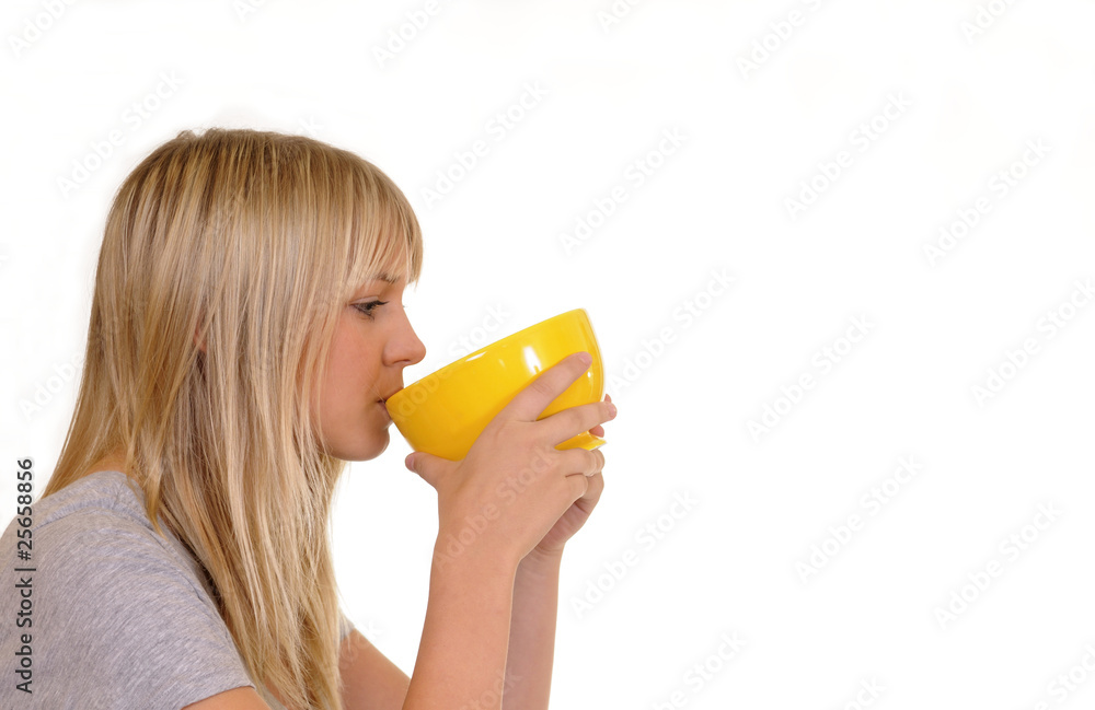 Junge Frau trinkt aus einer Tasse Junge Frau trinkt aus einer Tasse