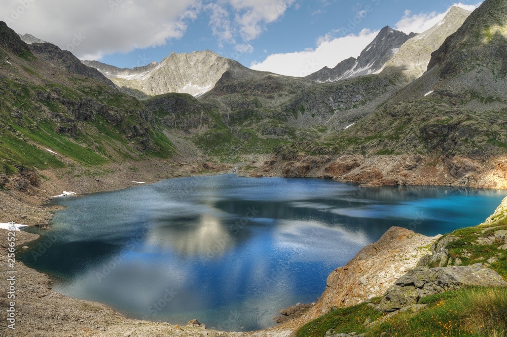 Naklejka premium Alpine lake