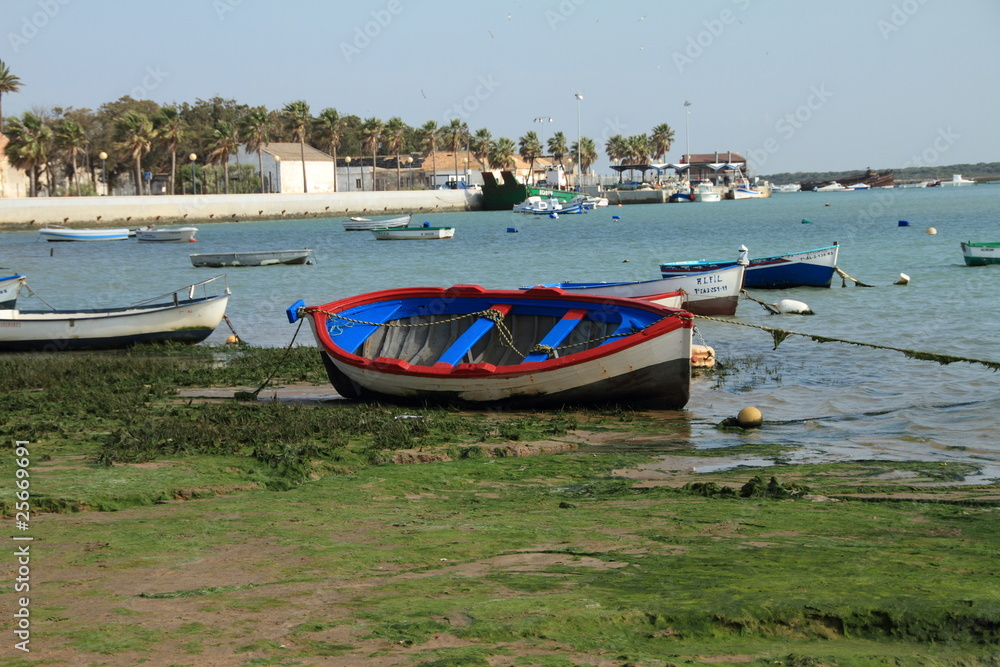 Barco de pesca escorado