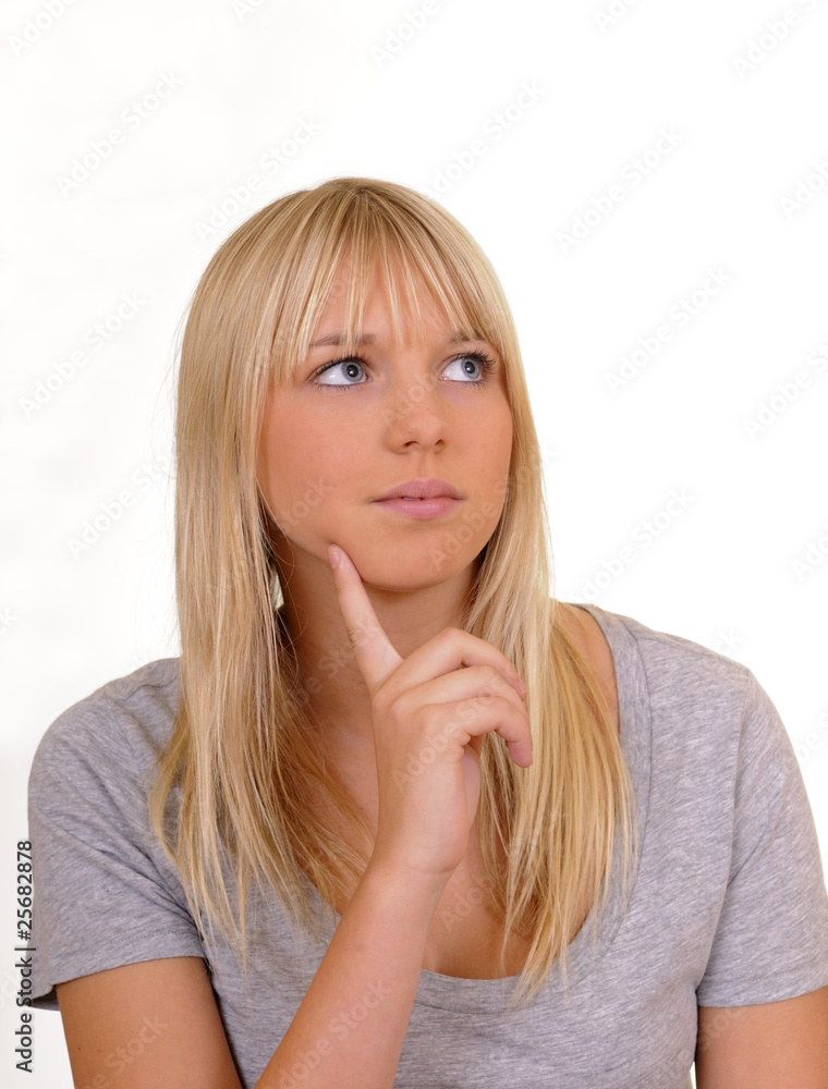 Junge Frau schaut nachdenklich