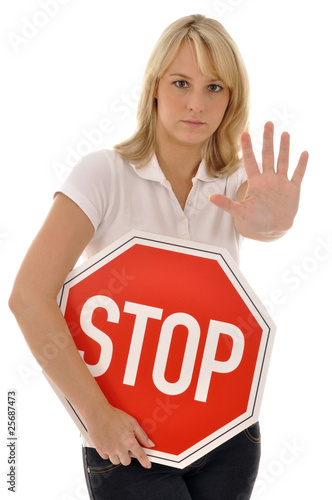 Junge Frau mit Stopp-Schild