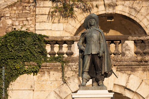 statue de D'artagnan à Auch en contre plongée