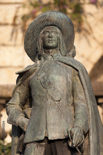 statue de d'Artagnan à Auch, en plan américain