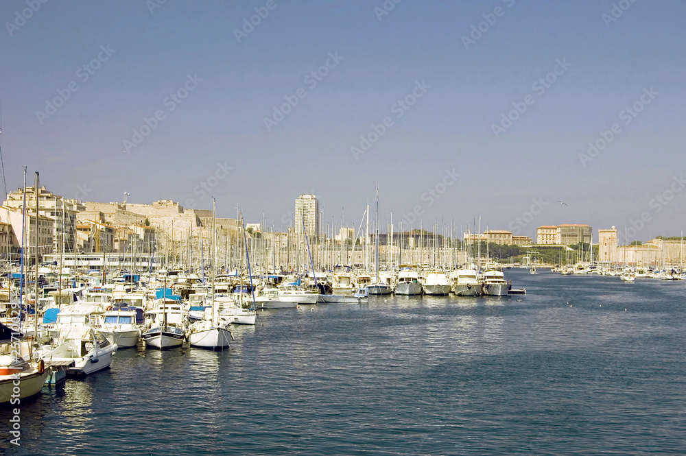 Blick auf Marseille vom Mittelmeer aus