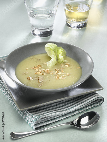 crème d'endives à la laitue et aux noix