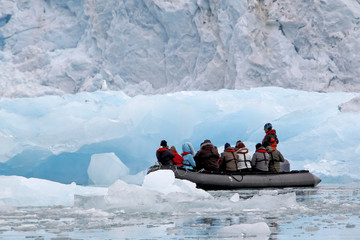 Papier peint photo Arctique Croisière en zodiac près du glacier  © Christian
