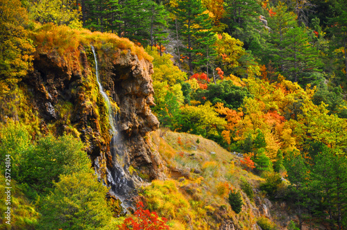 cascade en automne - paysage d'automne et coloré