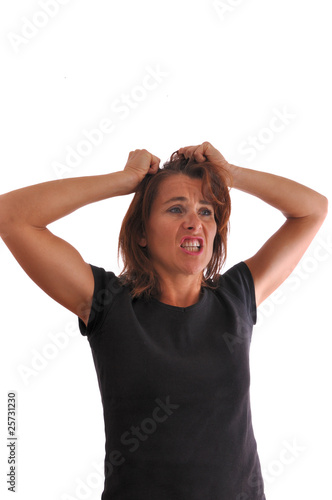 Femme au bord de la crise de nerfs qui s'arrache les cheveux