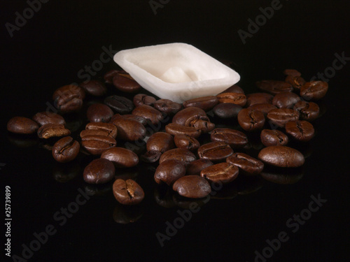 Kaffebohnen und Zuckerschiff photo
