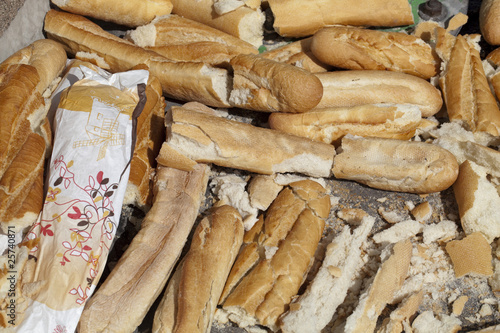 Obraz na plátně gaspillage de pains secs baguettes jeter dans la rue
