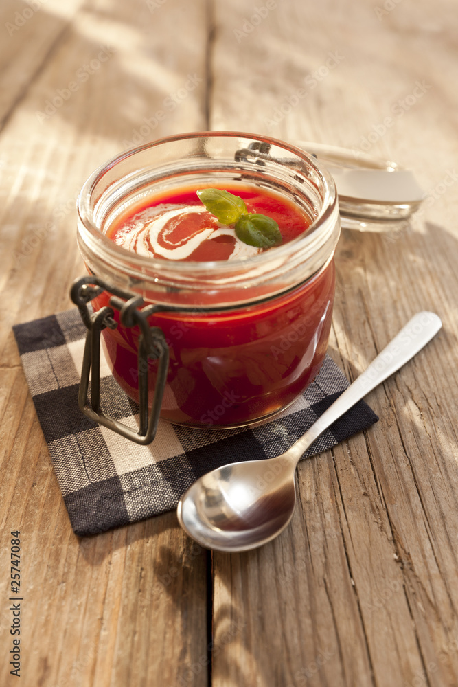 Tomatensuppe mit Creme Fraiche im Weckglas Tomatensuppe mit Creme Fraiche im Weckglas