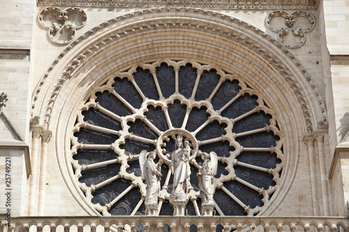 Notre Dame of Paris: Virgin and kid betweeen two angles