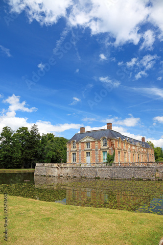 Schilderij op canvas Old french nobility mansion with beautiful garden.