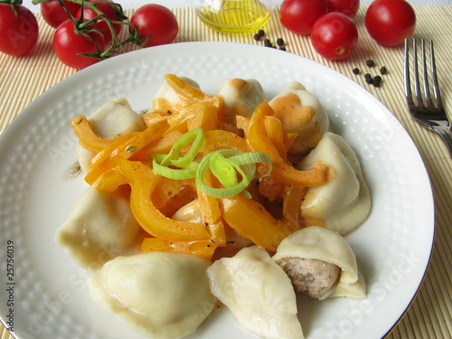 Pelmeni mit Paprikagemüse photo