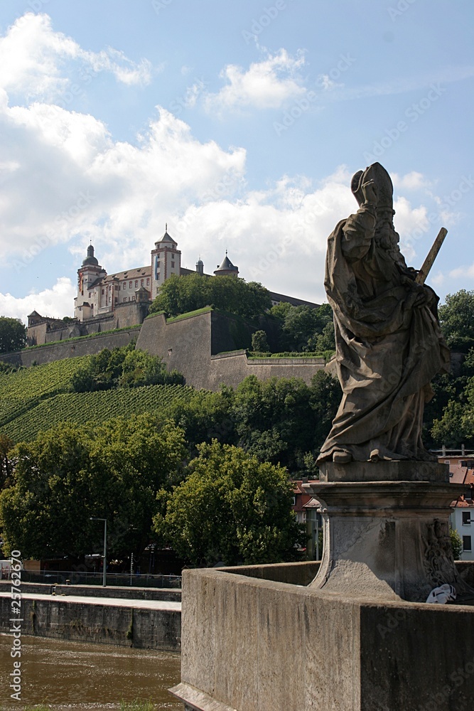 Festung Marienberg mit Statue der alten Mainbrücke