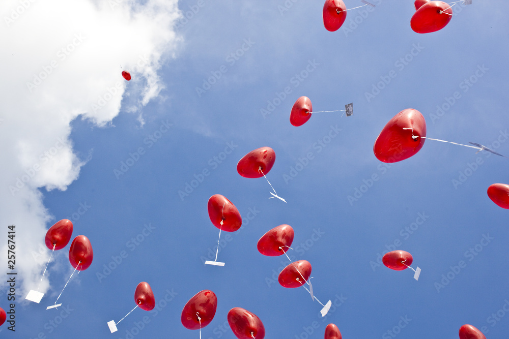 luftballons fliegen gen himmel