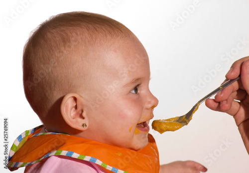 Bebé comiendo