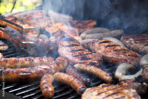 Grillen: Steaks, Putenschnitzel und Bratwürste auf dem Grill