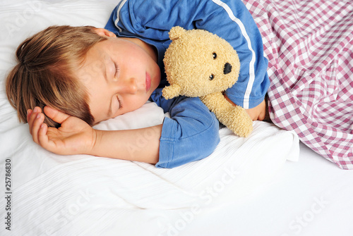 Schlafender Junge mit Teddybär