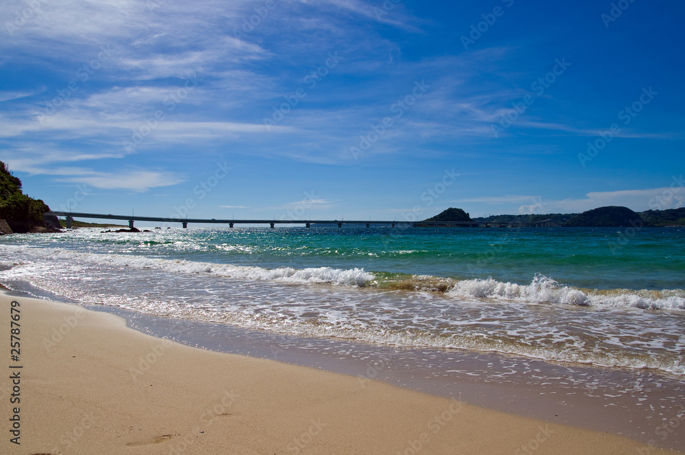 砂浜と波と角島大橋