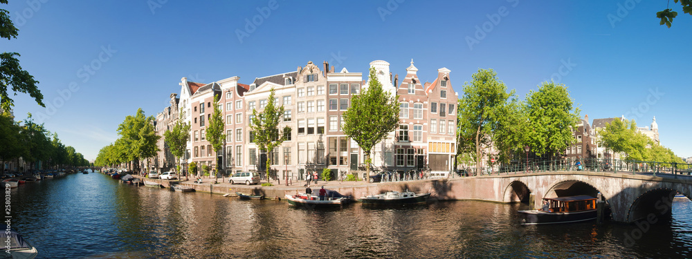 Obraz premium Typical scene in a canal of Amsterdam.