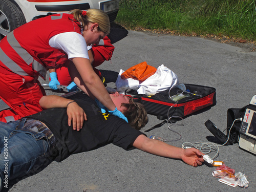 Sanitäter bei der Arbeit - paramedics at work photo