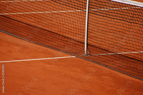 Tennis clay court with net © Infotrontof