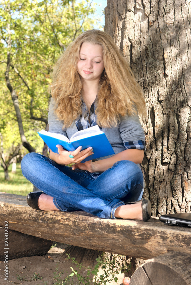 Obraz premium Reading outdoors