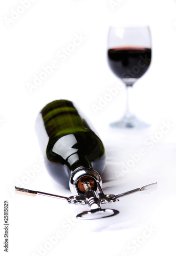 Butelka wina z korkociągiem i kieliszek