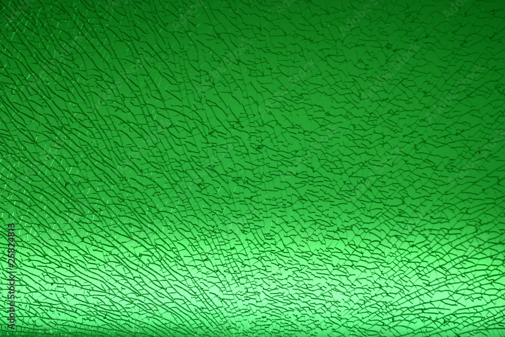Grün beleuchtete gesprungene Glasscheibe Stock Photo