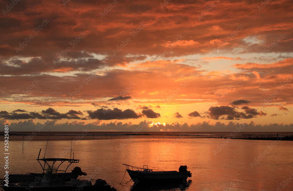 crépuscule sur lagon de la Réunion crépuscule sur lagon de la Réunion
