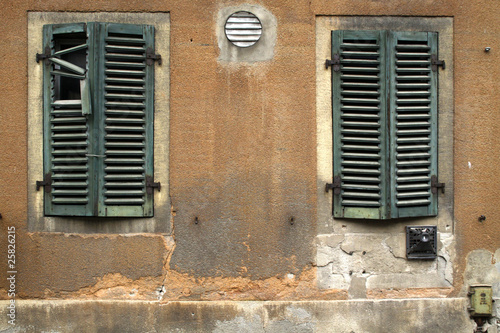 Fenster eines verfallenen Hauses