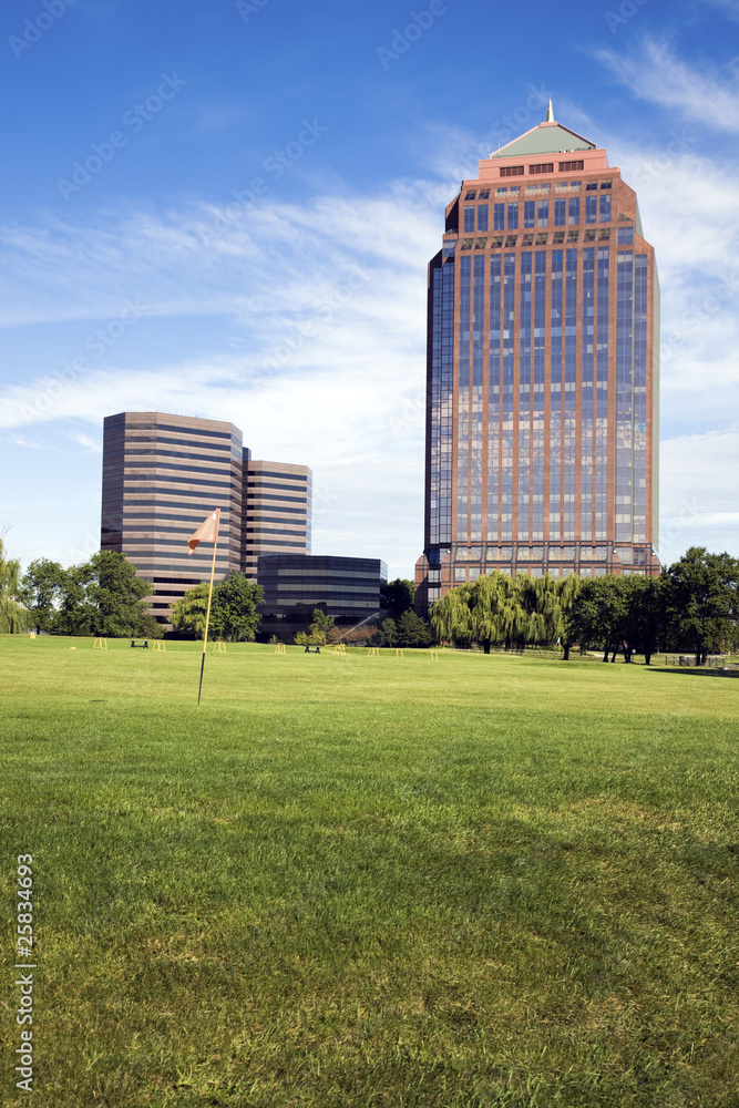 Fototapeta premium Golf Course in front of skyscrapers