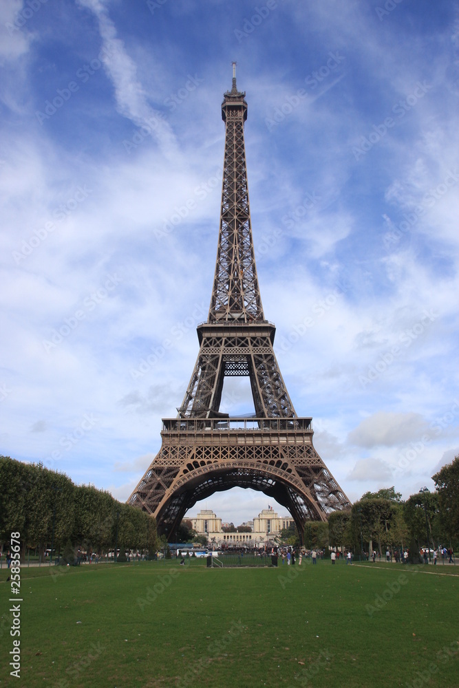La tour Eiffel vue du champ de Mars