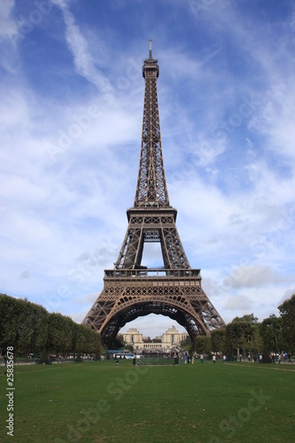 La tour Eiffel vue du champ de Mars © Pascal06