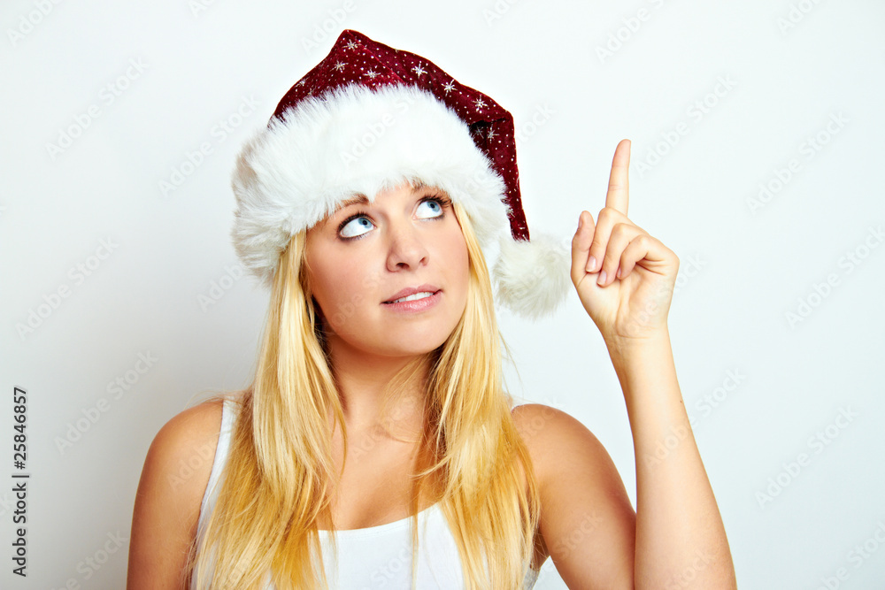 lachende junge frau an weihnachten beim zeigen lachende junge frau an weihnachten beim zeigen
