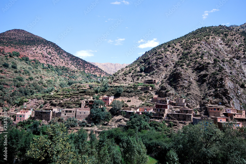 Village au soleil dans la vallée de l'Ourika