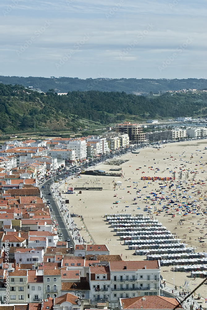 Ciudad de Nazaré con su playa en Portugal.