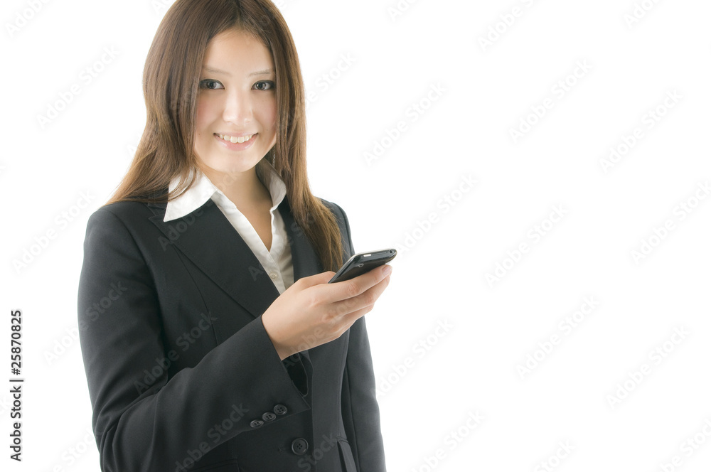 メールする女性社員 メールする女性社員
