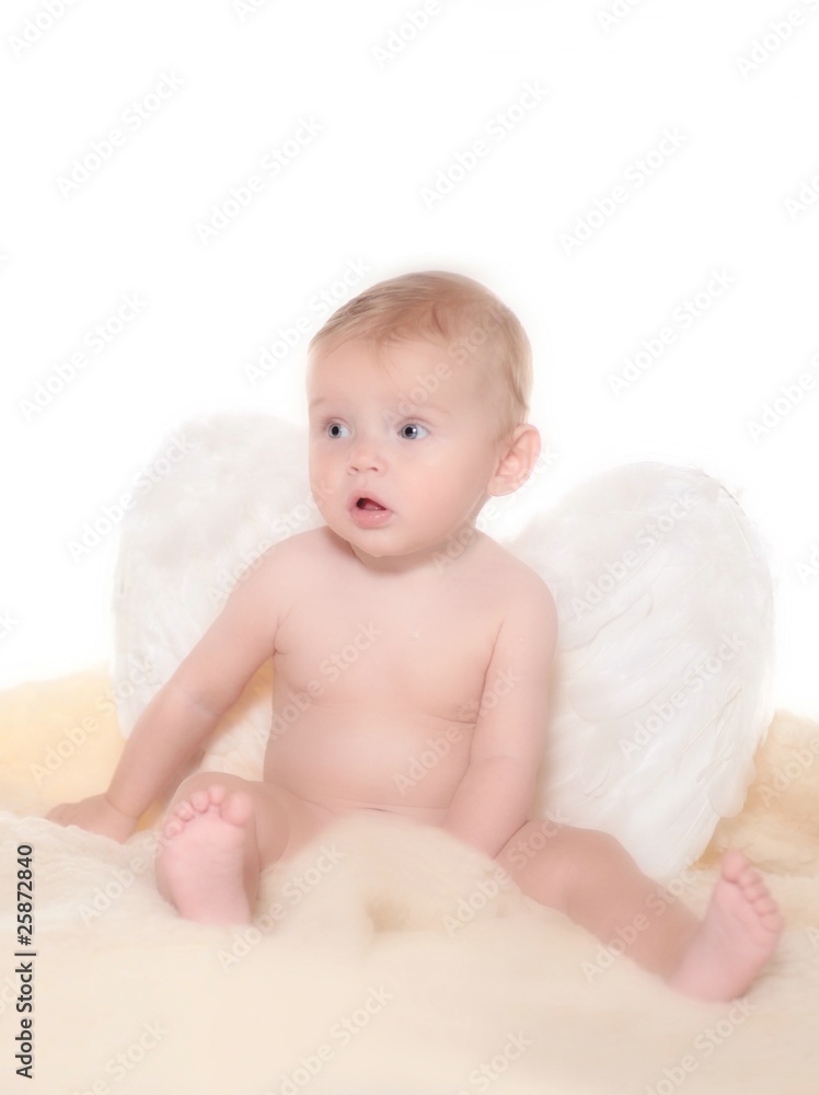 Baby sitzt auf flauschigem Fell mit Engelsflügeln Baby sitzt auf flauschigem Fell mit Engelsflügeln