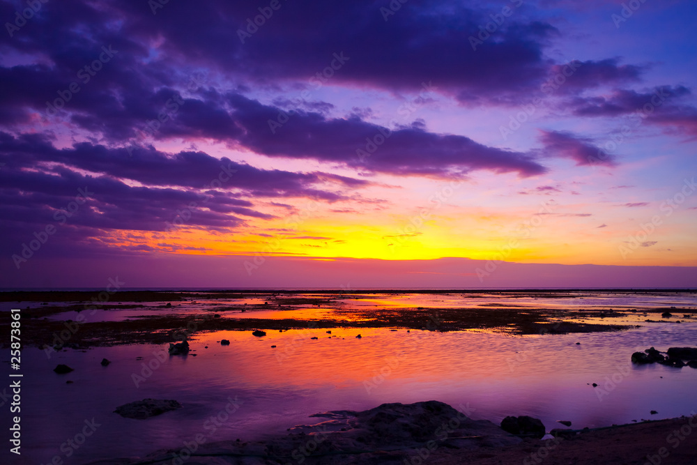 Obraz premium Tropical sunset on the beach. Lombok island. Indonesia